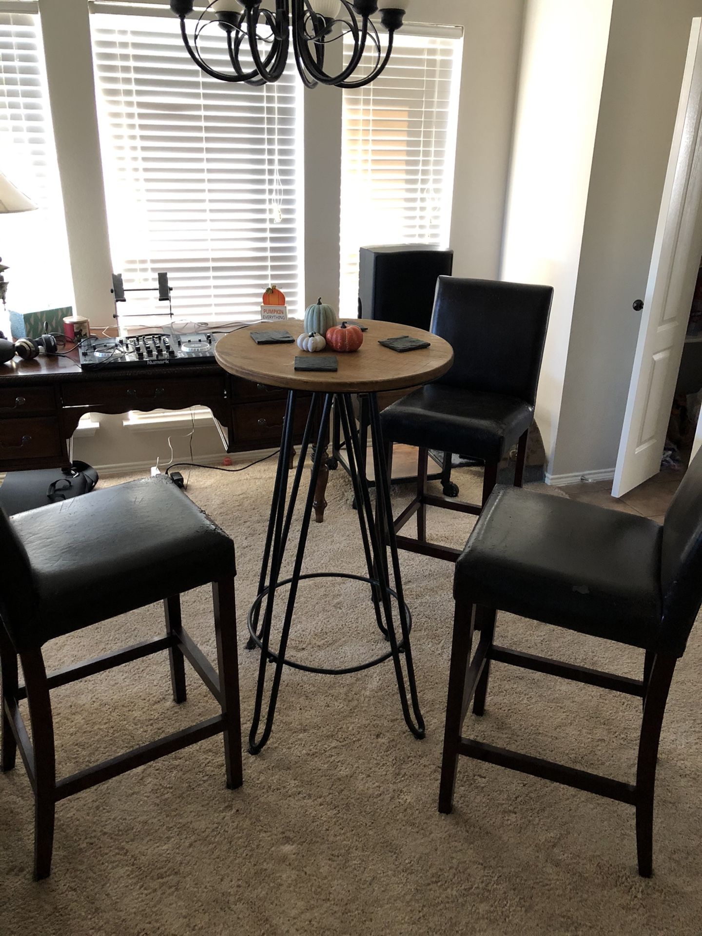 Bar Top Table w/3 barstools