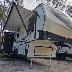 🔥 Selling our 2019 Keystone Laredo 367BH – 2 Bed • 2 Bath • 4 Slides 🔥