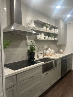 Campana , cocina , fregadero , llave de agua y lavaplatos como nuevos