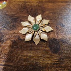 Textured Classic Flower Brooch Pin with Emerald Center Goldtone Pointsettia Flower 1 3/4" F8 
