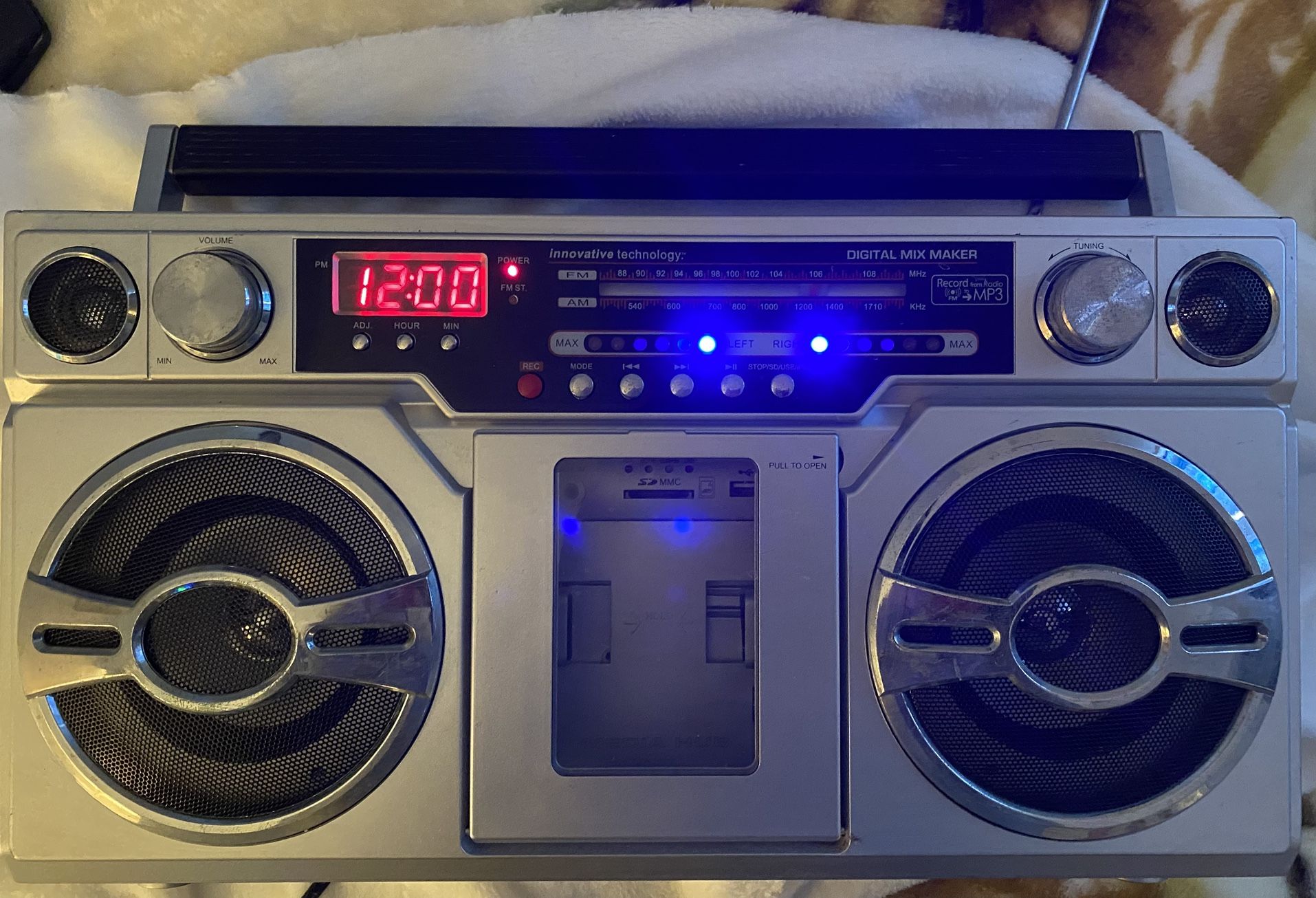Retro Style Boombox Innovative Technology Digital Mix Maker ITBB-1980i Aux/FM/A