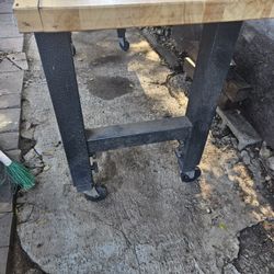 Mesa De Trajo Buenas Condiciones $80 Besé De Metal 