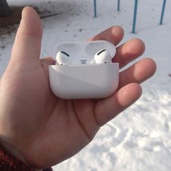 Apple AIR Pods MAX 2 Gen 2 ( I believe this is the newest Version) Comes With Usb 3.0 Lighting Glow In The Dark 6ft Cord. 