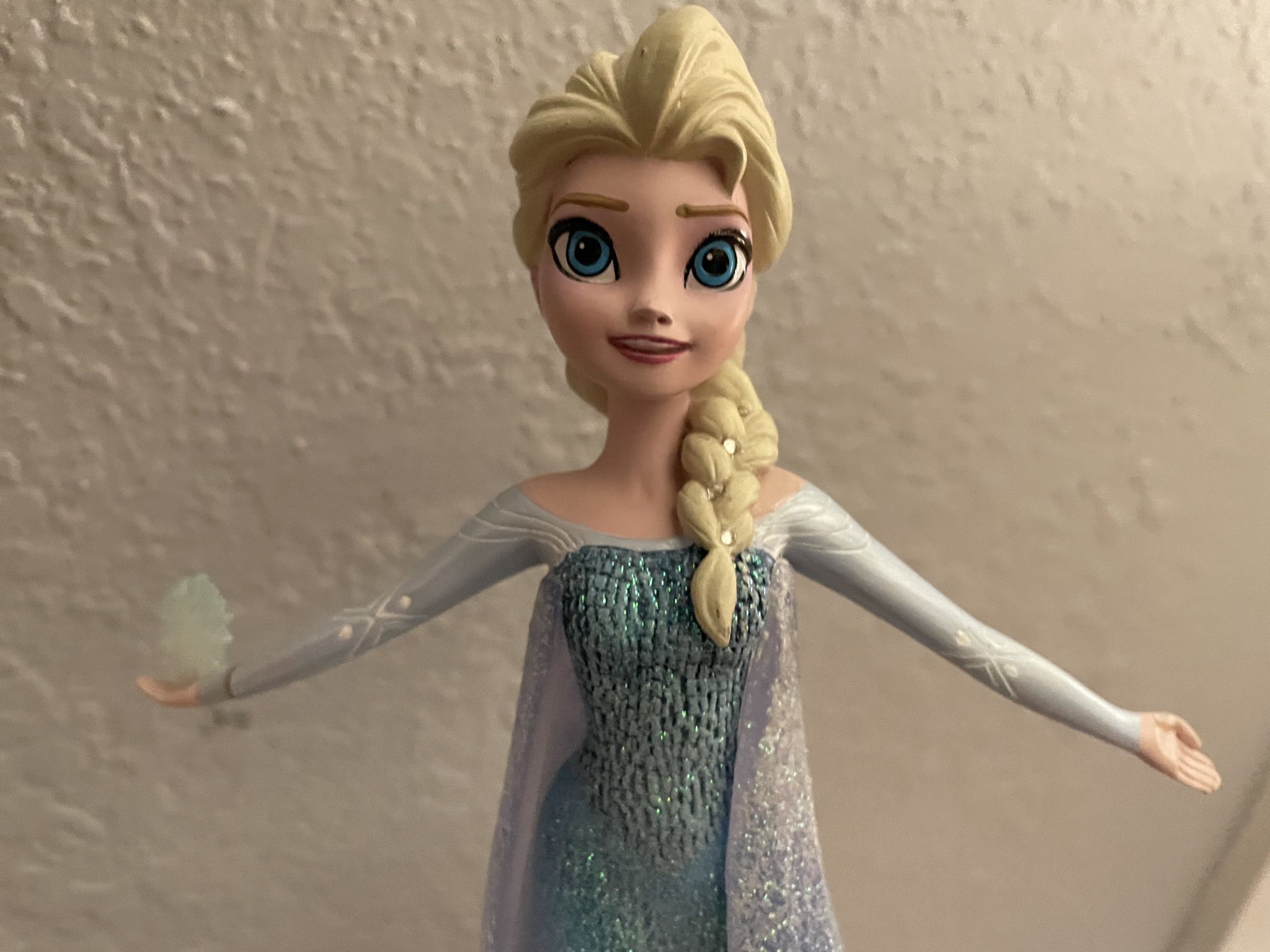 ey's Frozen "Let It Go" Collection Elsa Figurine 