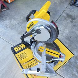 DEWALT 15 Amp Corded 10 in. Compound Single Bevel Miter Saw