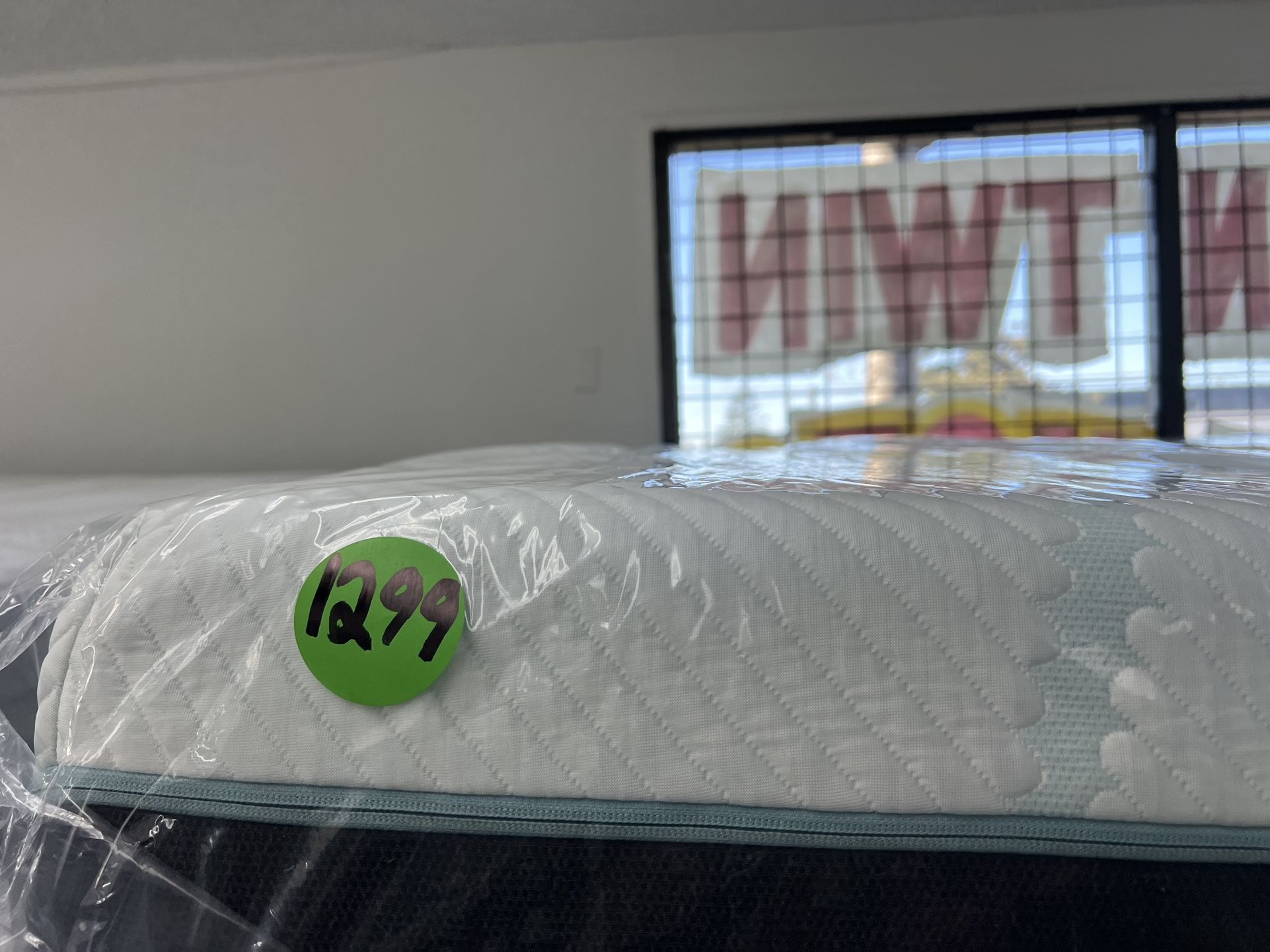 TWIN XL TEMPURPEDIC PROADAPT (MEDIUM) MATTRESS & BOX SPRING BED SET