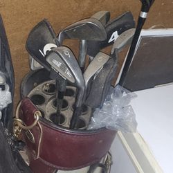 KIDS GOLF CLUBS INCLUDING GOLF BALLS