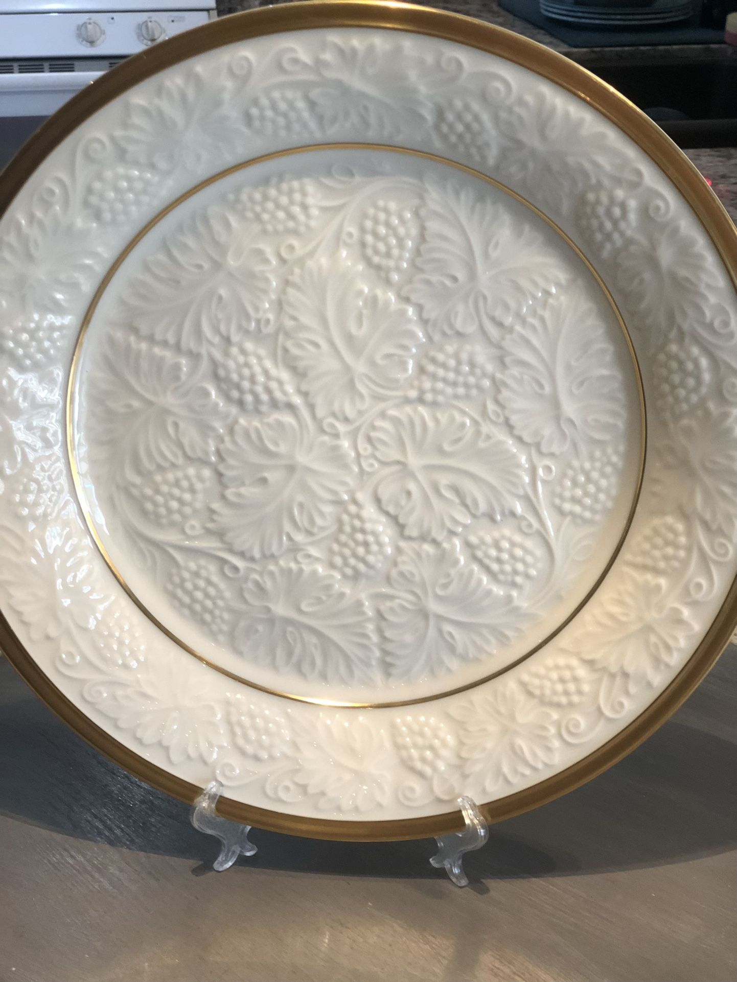 VTG 1980 Lenox Wine Plantation Round 13" Charger Plate w/ Grapes & 24k Gold Rim