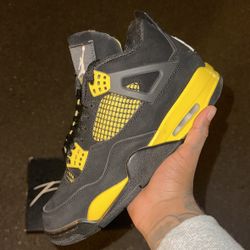 Jordan 4 Retro Thunder (2023) (size 8.5)