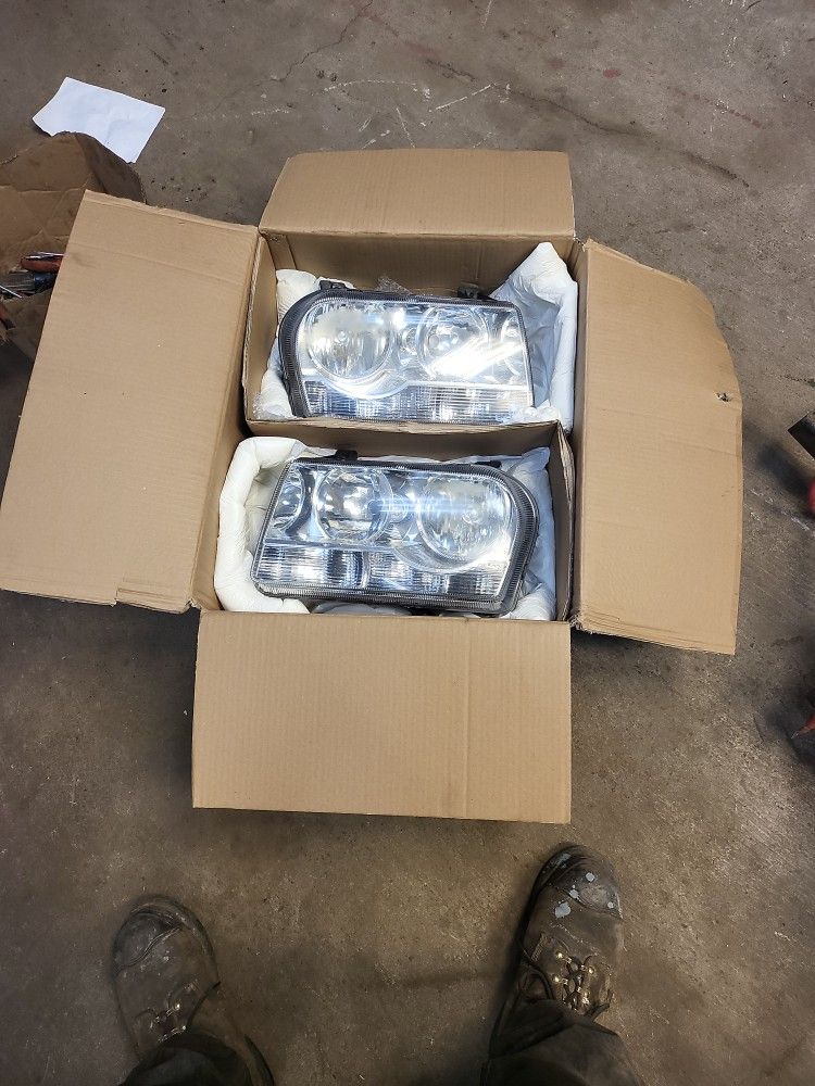 2005 Chrysler 300 Headlights