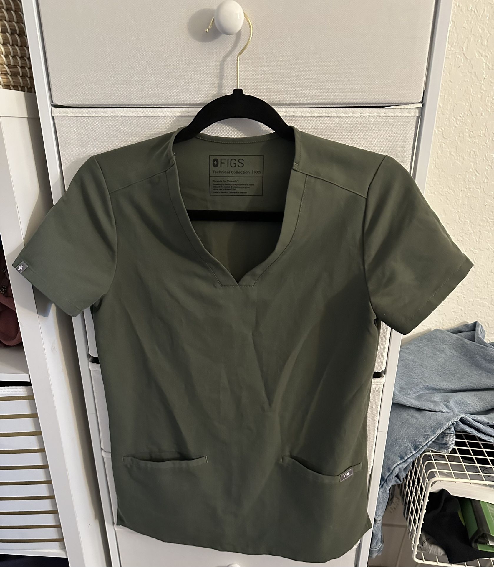 FIGS WOMEN’S SCRUBS SET (Top & Pant)