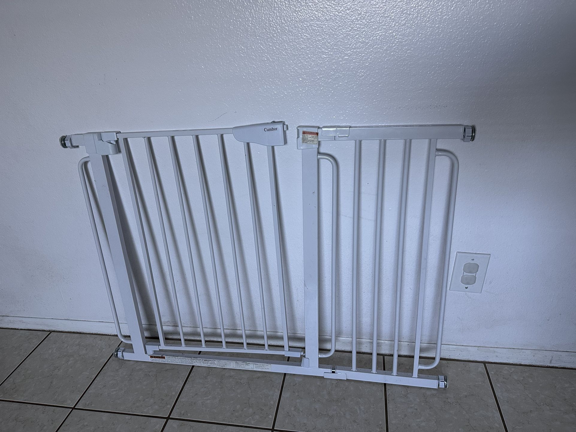Cumbor 29.7-57" Extra Wide Self-Closing Baby Gate