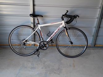 Fuji Newest 2.0, an entry-level aluminum frame road bike