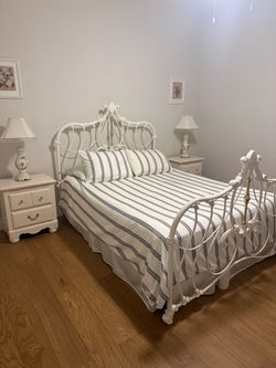 Queen size bed and mattress with box spring