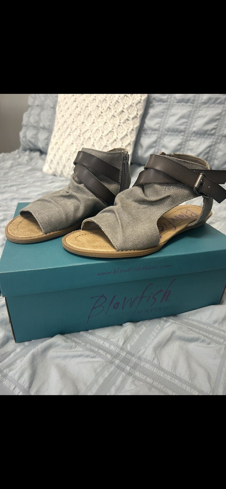 New Women’s/ Girls Sandals (size 6)