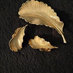 VTG. Signed Giovanni Gold Tone Leaf Brooch/Pin And Clip On Earrings Set Very Rare!