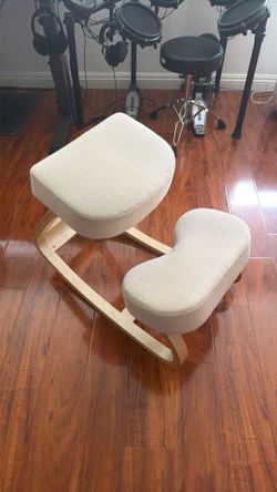 Ergonomic kneeling chair