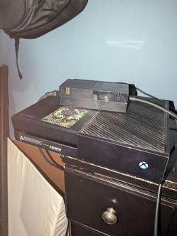 X box one w/ 3 controllers, controller charger,2 games