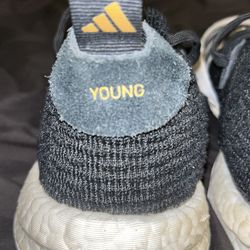 Tray young baseball shoes