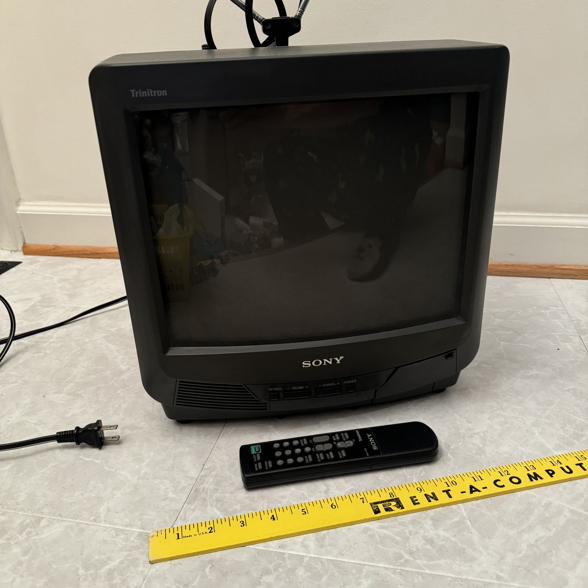 Sony Trinitron TV 13 inch CRT television KV-13M20 with remote retro gaming cleaned 1996 works black