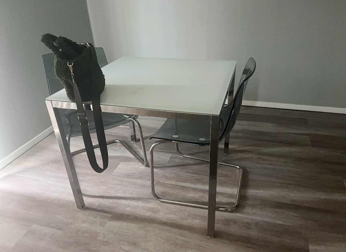 silver/white table with acrylic chairs