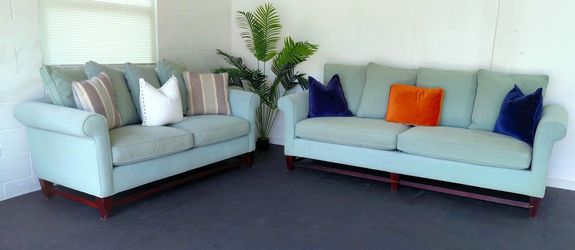 FREE DELIVERY!!!
Beautiful 2 Piece American Signature Furniture