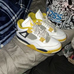 Air Jordan 4 Retro Vivid  Sulfur Sneakers 