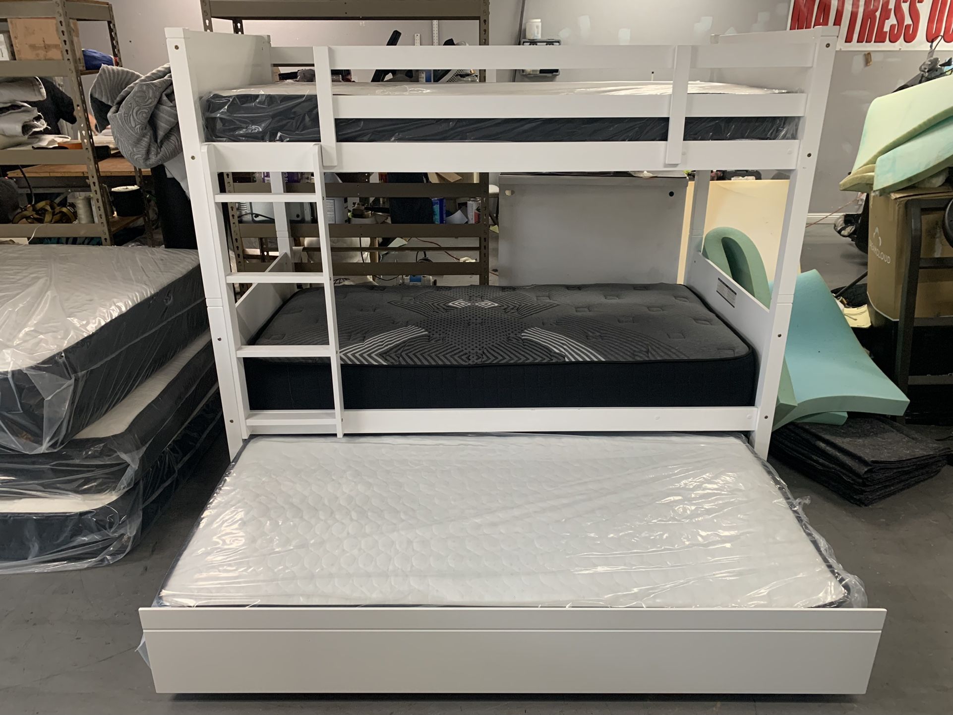 2 Twins Bunkbed & Trundle with 1 Full