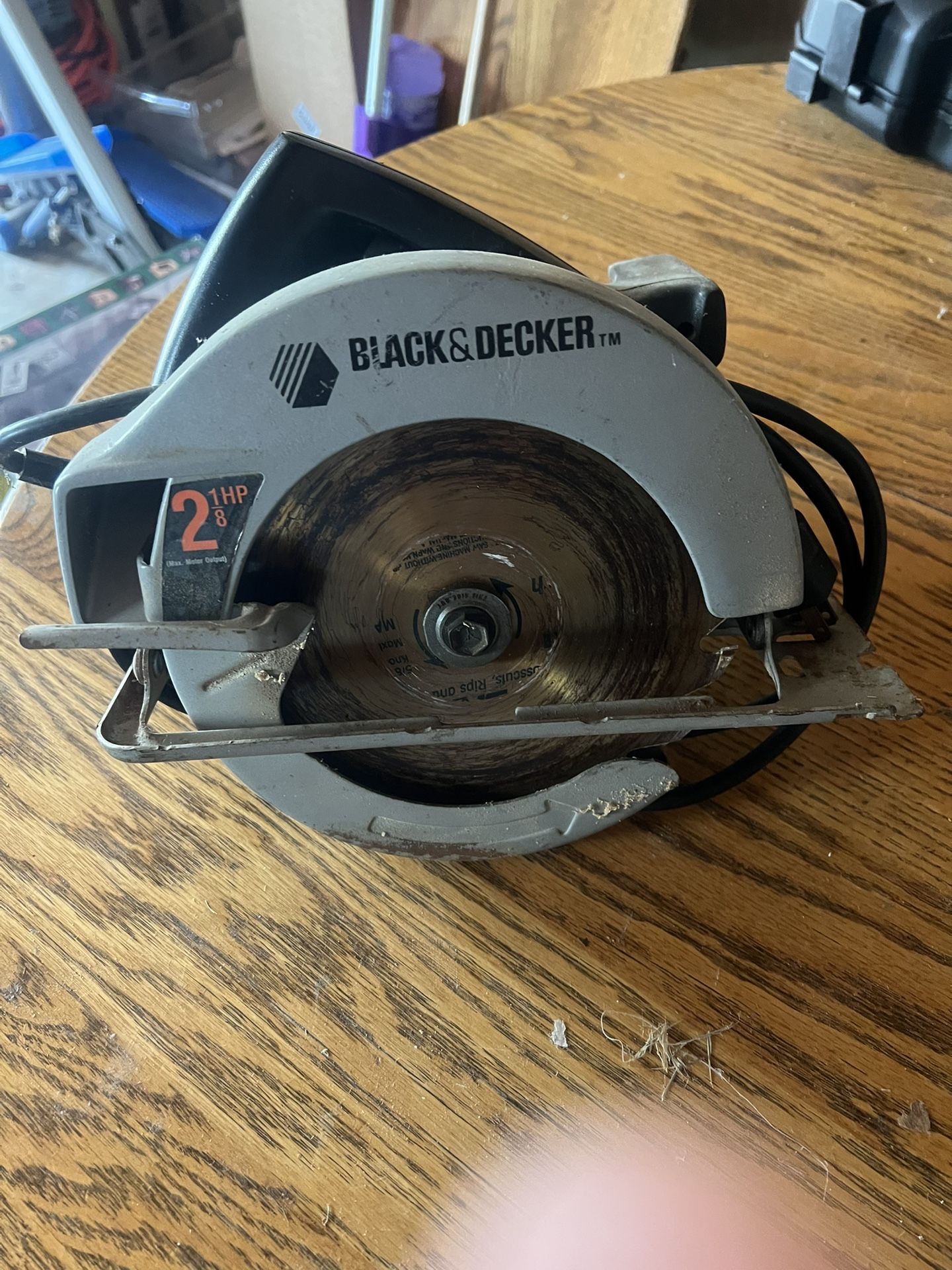 Black & Decker 7-1/4" Circular Saw - Reliable Power Tool! 