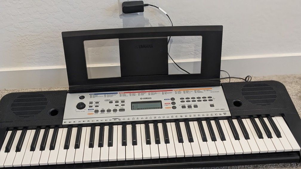 Piano Yamaha 61 key keyboard