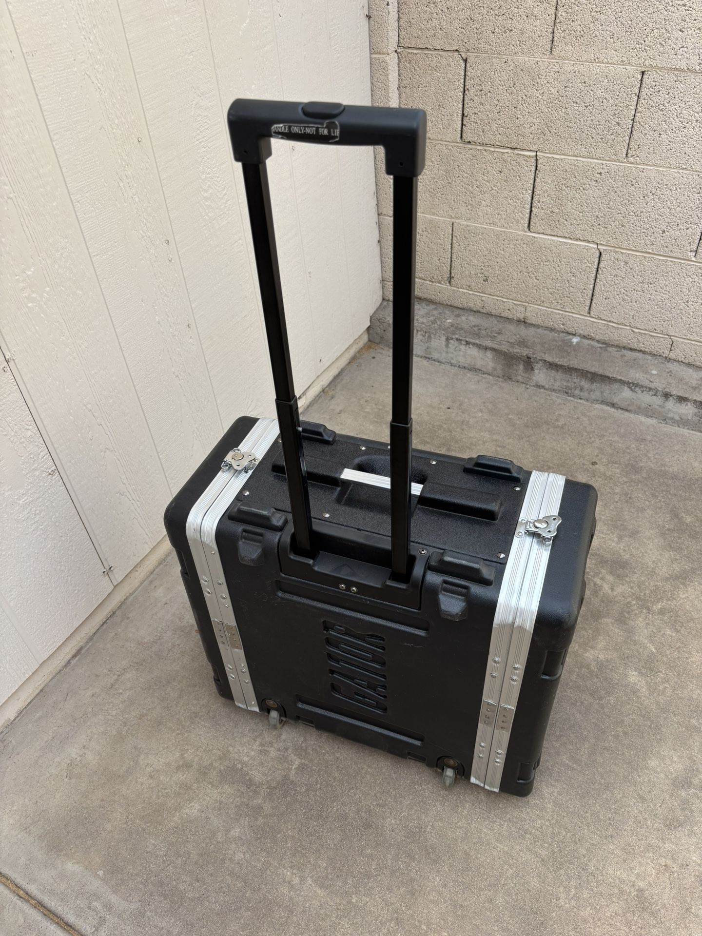Gator Powered Rolling Case