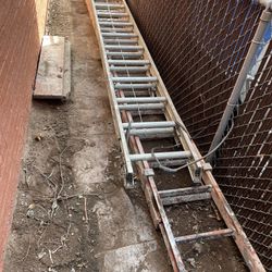 32’ Fiberglass Ladder