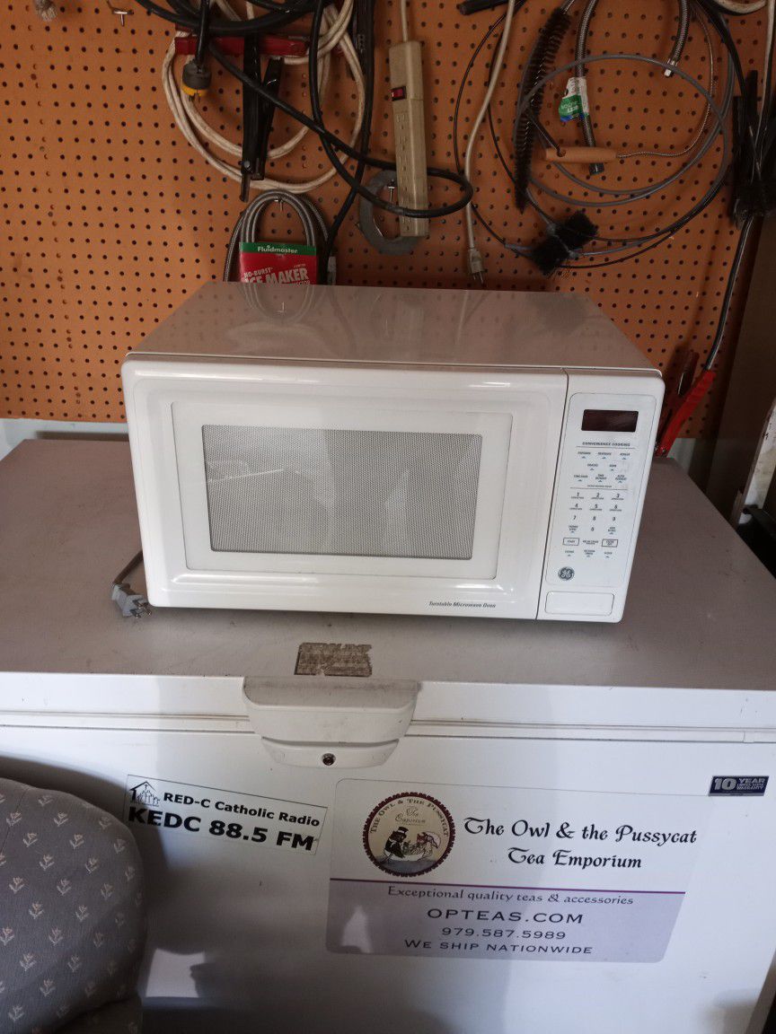 GE Turntable  Microwave  Oven 