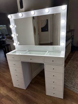 Makeup vanity