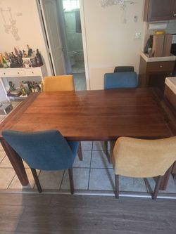 Table w/ chairs