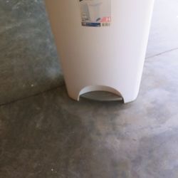Sterilite 11 Gallon Step On Trash Can