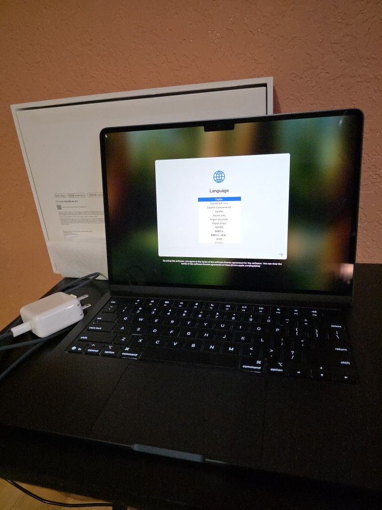 2025 M4 13" Macbook Air 16GB/256GB Midnight - like new with only 5 battery cycles