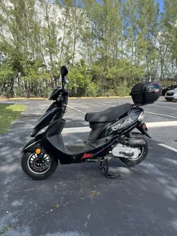 Clean Scooter • $850 OBO • Helmet, Lock, Cover • Serviced
