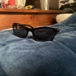 BLACK SUNGLASSES