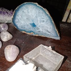Gemstones .Raw Crystals.Jade.amethyst .Blood Yolk  https://offerup.com/redirect/?o=QW1iZXIuQmx1ZQ== Agate Cabachon.And Several Other Stones And Gemsto