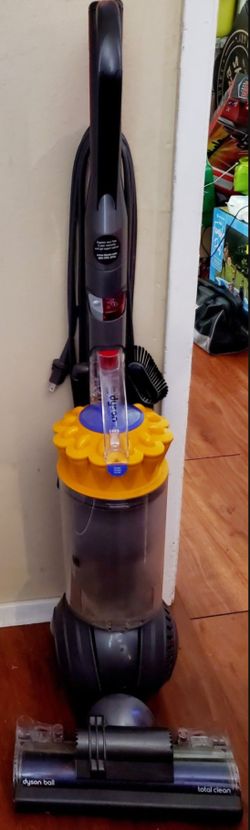 Dyson Vacuum With Attachments 