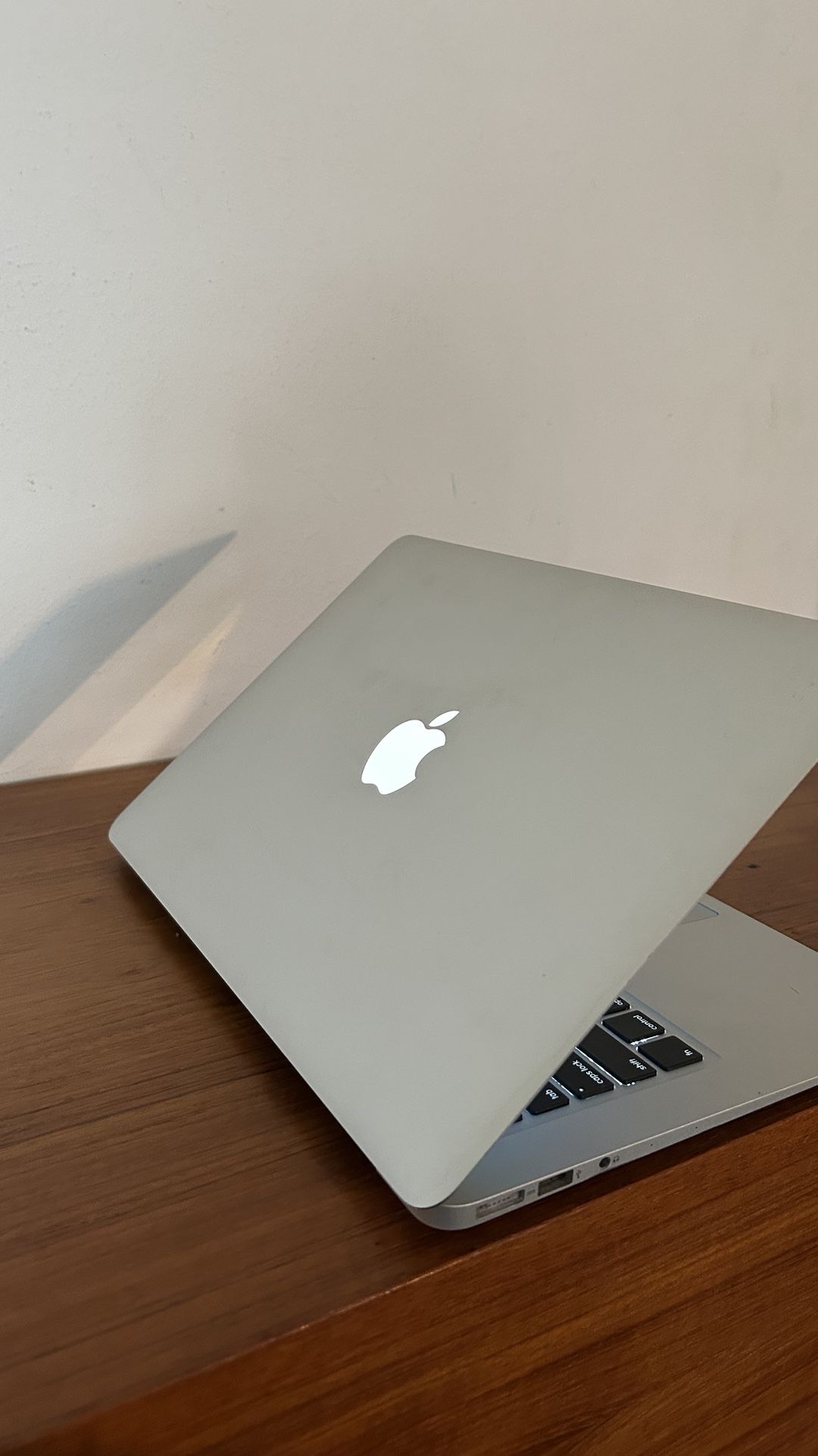Apple MacBook Air 13” I5/8GB/256GB SSD $180