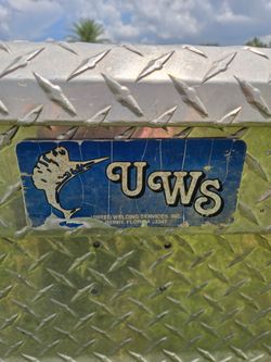 UWS Aluminum Crossover Truck Tool Box – Clean, NEW Gas Struts, Keys Included!