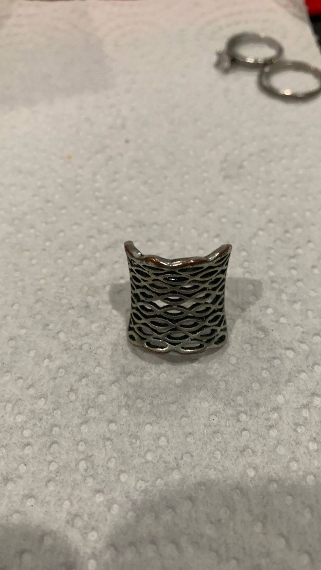 WIDE BAND METAL KNUCKLE STYLE RING