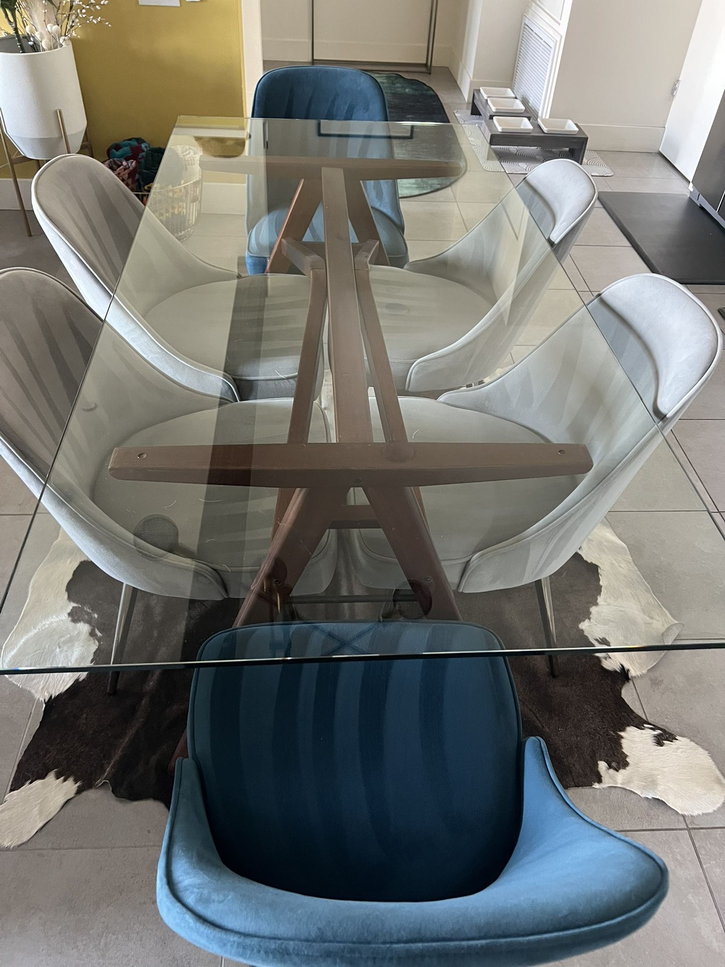 Modern Glass Dining Table with 6 Stylish Chairs – Excellent Condition