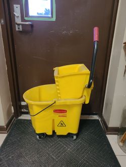 Rubbermaid commercial mop bucket with wringer