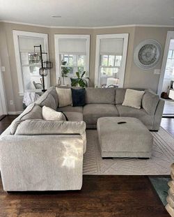 BEAUTIFUL SECTIONAL COUCH AND OTTOMAN