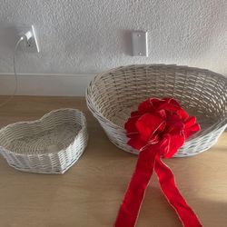 SUPER CUTE WHITE BASKET DOG BED + SIDE TOY HEART BASKET