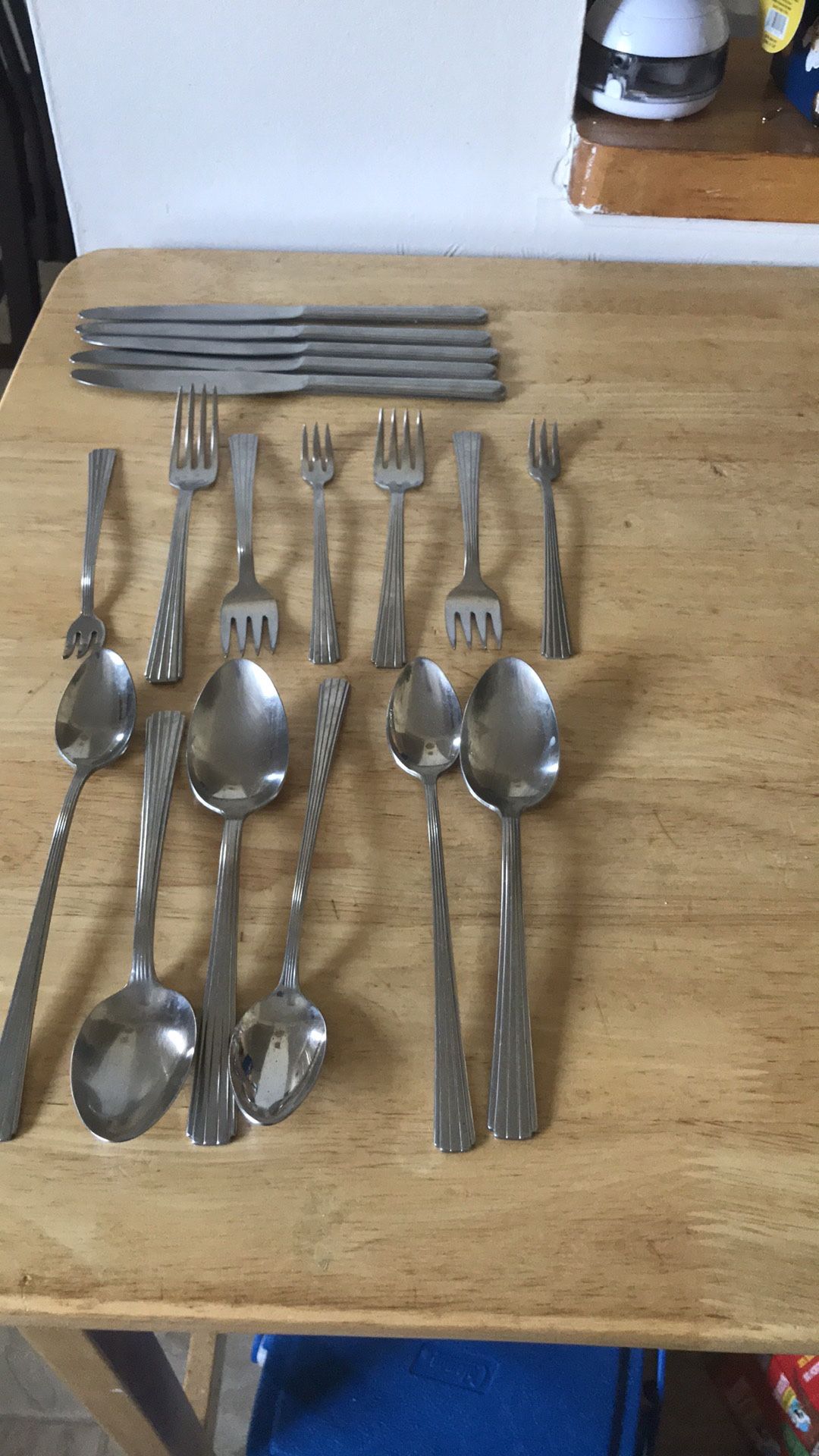 Silco Stainless Flatware 17 pc 4 knives 7 forks 6 spoons