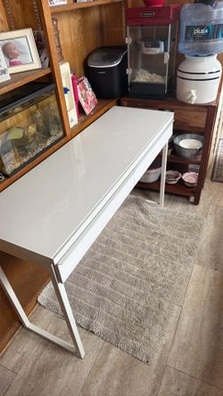 White desk - Ikea